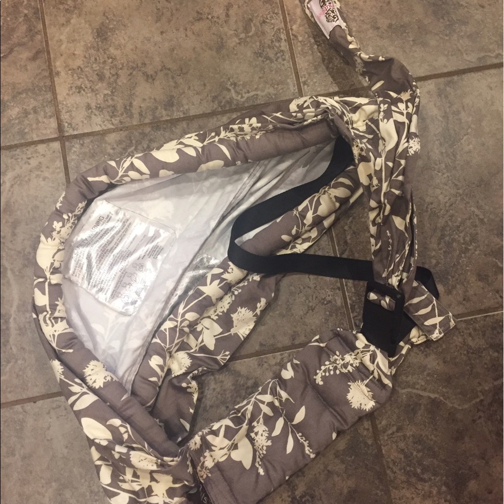 Peanut shell baby carrier